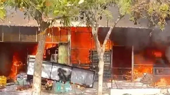 शॉट सर्किट से Noida में दो जनरल स्टोर में लगी आग, दमकल की 6 गाड़ियों ने आग पर पाया काबू