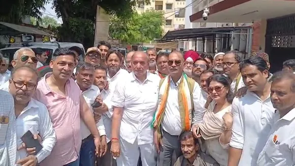 स्कूलों की मनमानी के खिलाफ जिलाधिकारी कार्यालय पर प्रदर्शन करते कांग्रेसी।