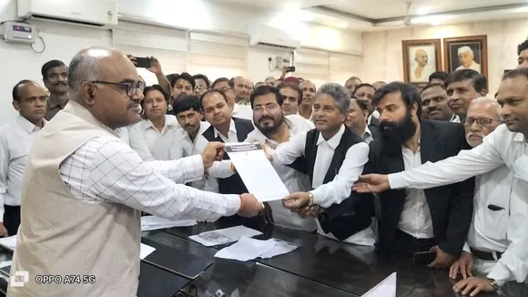 जिलाधिकारी को ज्ञापन सौंपते कानपुर के वकील।