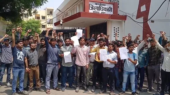जिलाधिकारी दफ्तर पर प्रदर्शन करते कानपुर फर्टिलाइजर एंड केमिकल लिमिटेड के कर्मचारी।