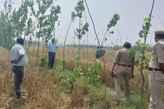 भोजपुर थाना क्षेत्र स्थित एक खेत में नीलगाय का शिकार किया गया और उसके अवशेष को वहीं पर फेंक दिया गया।जिसकी सूचना पर वनरक्षक ने मय फोर्स के मौका मुआयना किया