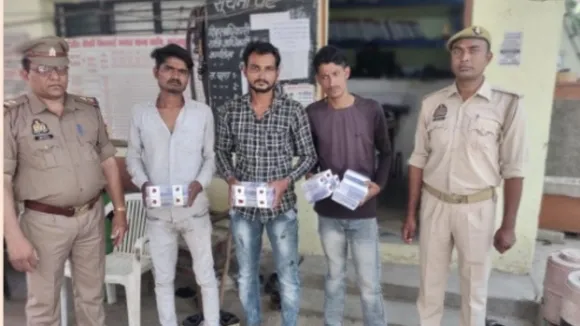 पुलिस की गिरफ्त में मोबाइल लूटने वाले गिरोह के तीन बदमाश। 
