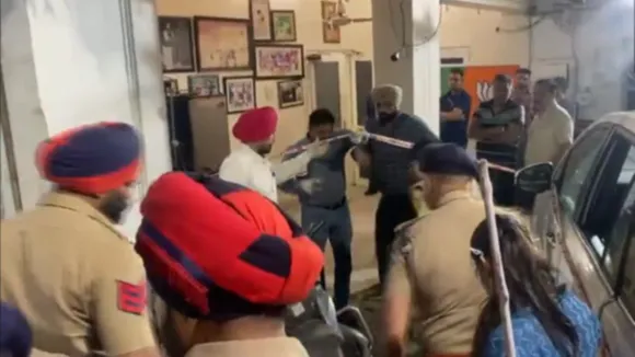पंजाब में भाजपा नेता मनोरंजन कालिया के घर पर बम से हमला, जांच करती पुलिस