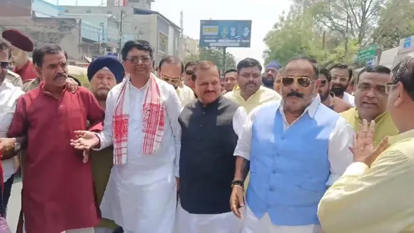  मरियमपुर चौराहे से सचान चौराहे तक बनने वाले फ्लाईओवर का स्थलीय निरीक्षण करते सांसद व विधायक। 