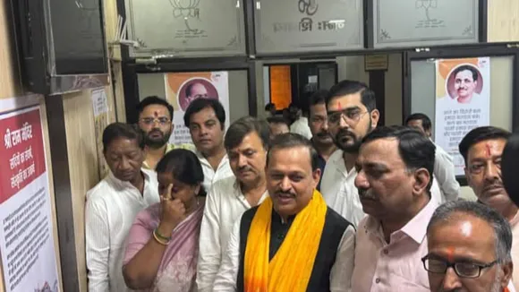 अटल विरासत प्रदर्शनी का अवलोकन करते सांसद रमेश अवस्थी व अन्य भाजपा नेता।