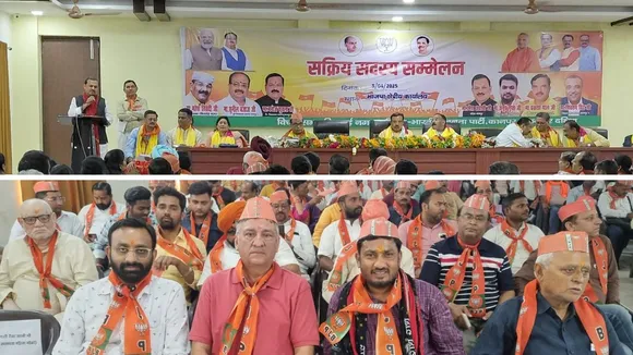  सम्मेलन को संबोधित करते सांसद रमेश अवस्थी (ऊपर), सम्मेलन में मौजूद भाजपा कार्यकर्ता (नीचे)।