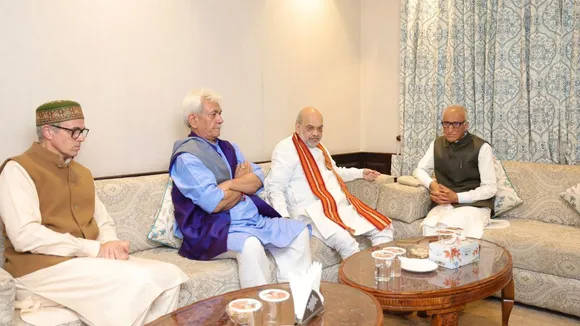 जम्मू- कश्मीर के राजभवन में राज्यपाल मनोज सिन्हा और मुख्यमंत्री उमर अब्दुल्ला 
