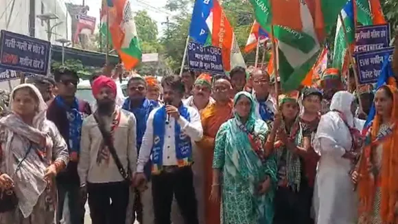 जिलाधिकारी कार्यालय के बाहर प्रदर्शन करते बहुजन मुक्ति मोर्चा के कार्यकर्ता।