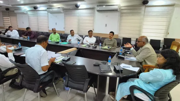 जनपदीय शुल्क नियामक समिति की बैठक में शामिल जिलाधिकारी व अन्य। 