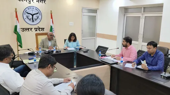  जनपद स्तरीय समन्वय समिति की पहली बैठक लेते जिलाधिकारी।