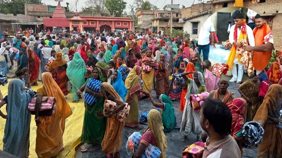 भीषण गर्मी में कंबल बांटे भाजपा मंत्री, चुनावी मौसम में गर्मी में गर्मजोशी की चर्चा तेज