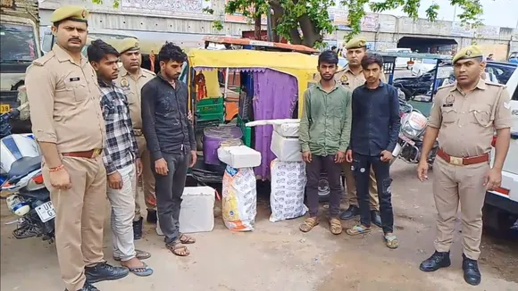चोरी के माल समेत पकड़े गए चार चोर।