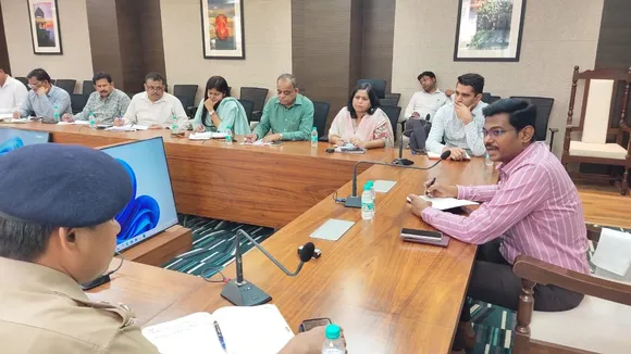 बैठक करते मंडलायुक्त के. विजयेंद्र पांडियन।