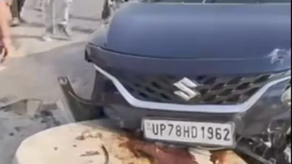डिवाइडर से टकराकर क्षतिग्रस्त हुई कार।