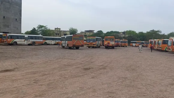 झकरकटी बस अड्डे पर खड़ीं बसें।