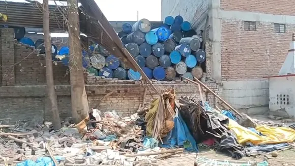  घटनास्थल पर बिखरा झोपड़ियों का मलबा।