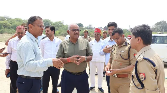 सुरक्षा व्यवस्था जांचते परखते अधिकारी।