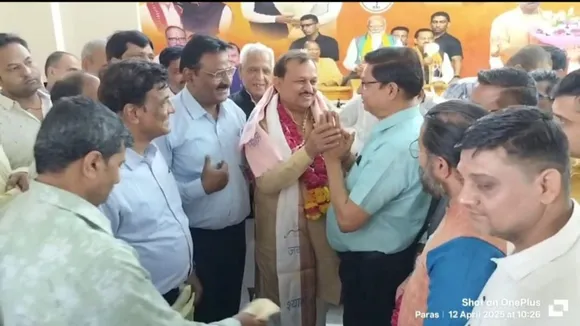  शनिवार को कानपुर सांसद रमेश अवस्थी का उनके आवास पर स्वागत करते व्यापारी।