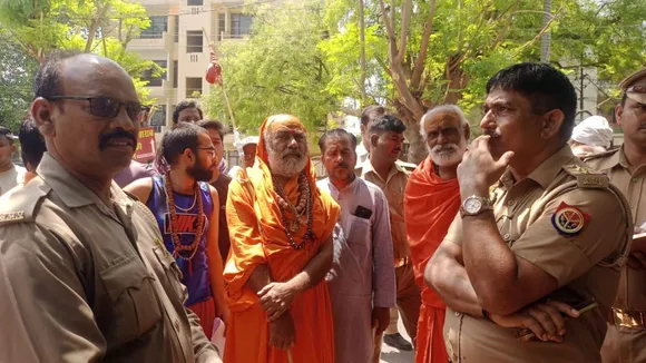 शराब ठेके का विरोध करते संत व स्थानीय लोग।