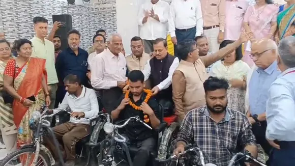 जरूरतमंदों को उपकरण देते सांसद रमेश अवस्थी।
