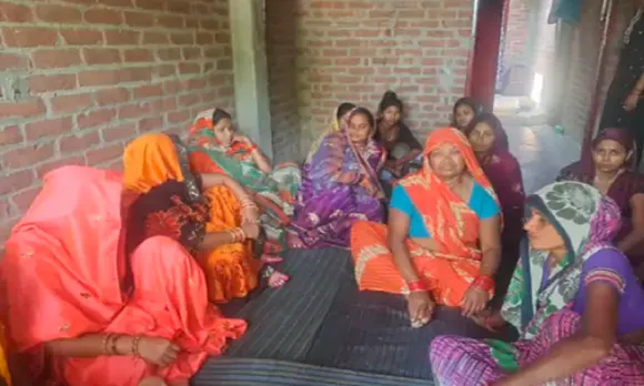 बच्चे की मौत के बाद बैठे  स्वजन