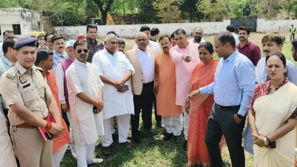 सीएसए मैदान का निरीक्षण करते अधिकारी और जनप्रतिनिधि। 
