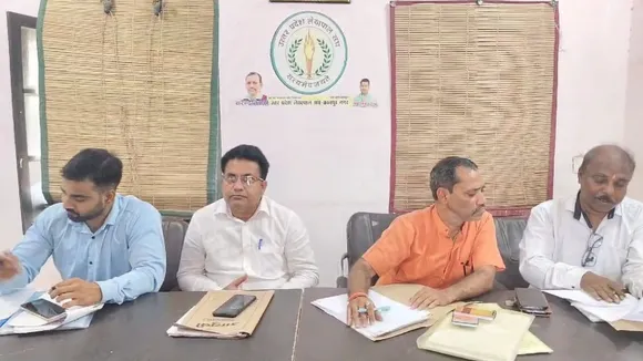 आंदोलन के बारे में बताते लेखपाल संघ के जिलाध्यक्ष नरेंद्र कुमार तिवारी।