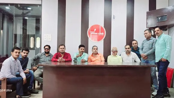 पत्रकारिता दिवस के कार्यक्रमों की जानकारी देते कानपुर प्रेस क्लब के अध्यक्ष सरस बाजपेयी, महामंत्री शैलेश अवस्थी व अन्य पदाधिकारी। 