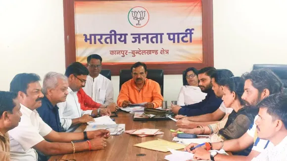 भाजपा कार्यालय में बैठक करते कानपुर-बुंदेलखंड क्षेत्र के अध्यक्ष प्रकाश पाल व अन्य।