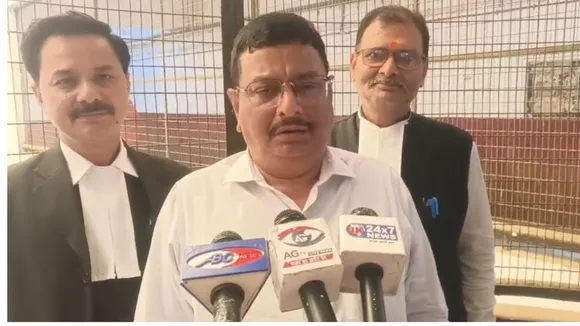 अदालत के फैसले पर जानकारी देते सहायक जिला शासकीय अधिवक्ता विनोद त्रिपाठी।