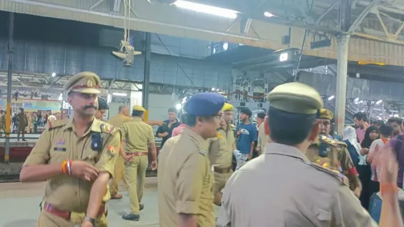 कानपुर रेलवे स्टेशन पर वीआईपी मूवमेंट में यात्री परेशान होते हैं। 