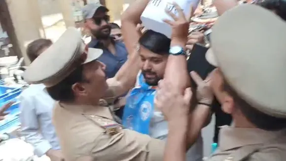  मोहन भागवत को गंगाजल देने जा रहे एनएसयूआई कार्यकर्ताओं को रोकती पुलिस।