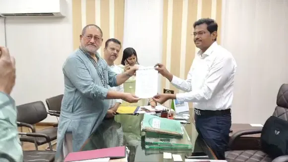 मंडलायुक्त को ज्ञापन देते व्यापारी।