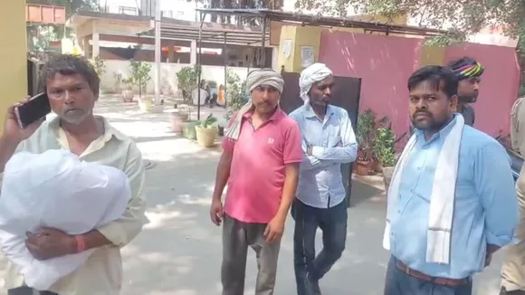 पोस्टमार्टम हाउस पहुंचे हादसे में मृत युवक के परिजन।