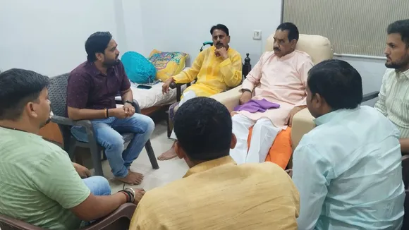 बैठक करते भाजपा उत्तर के जिलाध्यक्ष अनिल दीक्षित व अन्य।