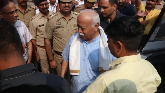 कड़ी सुरक्षा के बीच सेंट्रल रेलवे स्टेशन से रवाना होते संघ प्रमुख मोहन भागवत।