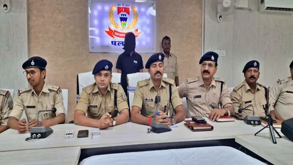 पत्रकारों से बात करते अभियान एएसपी व पीछे खड़ा गिरफ्तार आरोपित