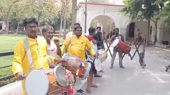 पुलिस कमिश्नर कार्यालय पर ढोल नगाड़े बजाकर खुशी जताते इस धंधे से जुड़े लोग।