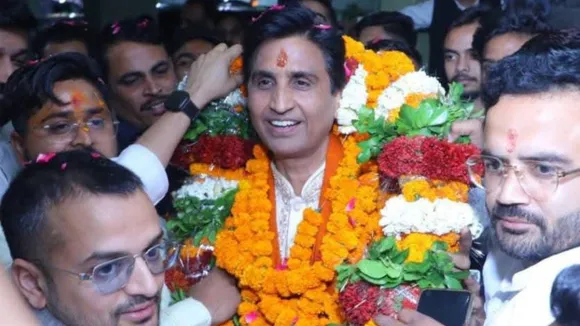 सांसद रमेश अवस्थी के आवास पर कुमार विश्वास के स्वागत में उमड़े लोग। 