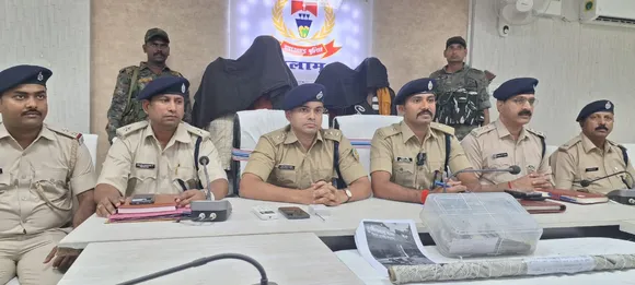 गिरफ्तार चार हत्यारोपितों की जानकारी देते अभियान एएसपी।