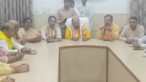 - प्रधानमंत्री नरेंद्र मोदी के कानपुर दौरे को लेकर अधिकारियों व जनप्रतिनिधियों के साथ बैठक करते उच्च शिक्षा मंत्री योगेंद्र उपाध्याय। 