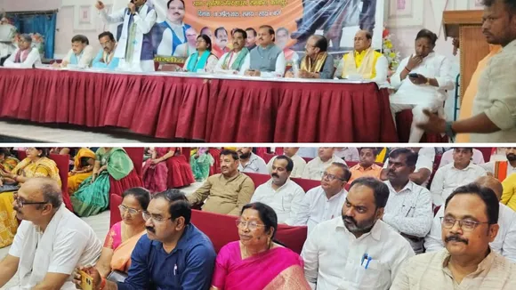 संगोष्ठी में बोलते पूर्व मंत्री डॉ. महेंद्र सिंह, मंच पर बैठे नेता व संगोष्ठी में शामिल कार्यकर्ता। 