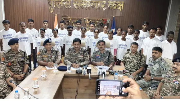 Good news from Chhattisgarh: 22 नक्सलियों ने आत्समर्पण किया, नौ महिलाएं भी शामिल