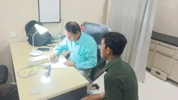 आईएमए की ओपीडी में मरीज का उपचार करते डाक्टर अंबिका प्रसाद