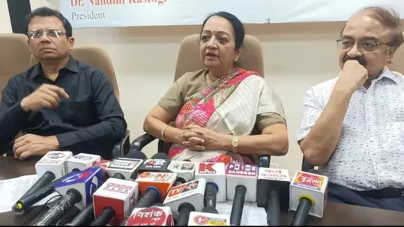 पत्रकार वार्ता करतीं डाक्टर नंदनी रस्तोगी व लिवर रोग विशेषज्ञ डाक्टर बीके मिश्रा