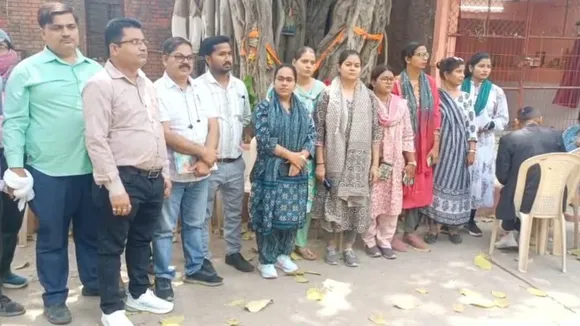 आन लाइन कार्य बहिष्कार करने वाले लेखपाल।