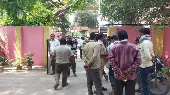 पोस्टमार्टम हाउस पर मौजूद परिजन। 