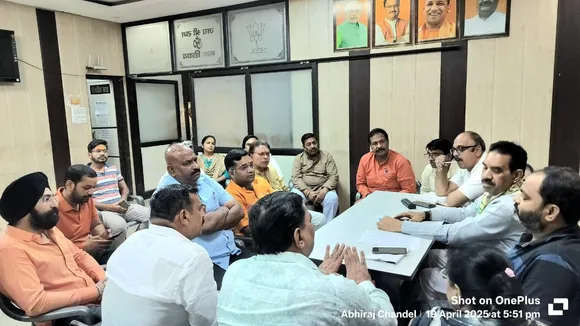 भाजपा उत्तर जिला इकाई की बैठक में शामिल कार्यकर्ता। 