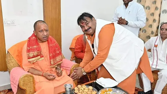 फोटो: सीएम योगी के पैर छूता कपिल सिंघल 