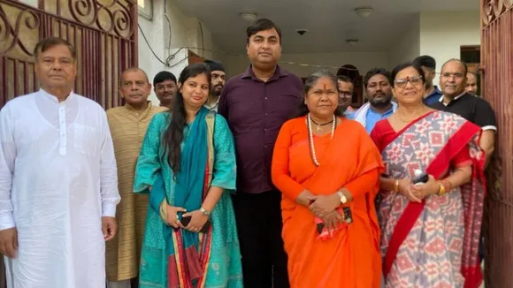  बैठक में आईं साध्वी निरंजन ज्योति व अन्य। 